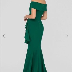 From Terani Couture, this gown features:
Mermaid silhouette